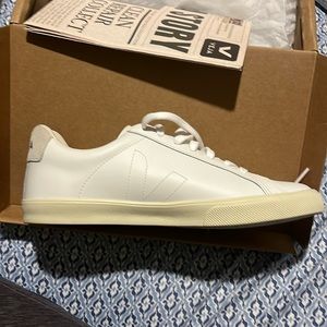 NWT Veja Esplar Sneakers